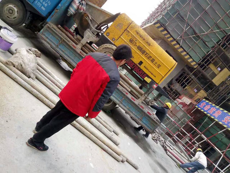 細(xì)石混凝土泵租賃設(shè)備到達(dá)泰州